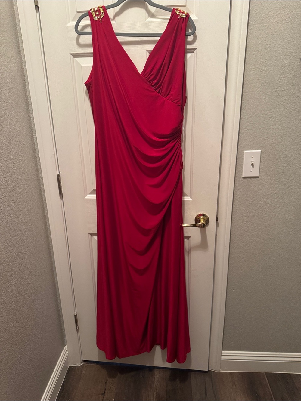 Elegant Red Sleeveless V-Neck Evening Dress